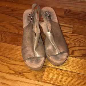 Korks metallic wedges size 9